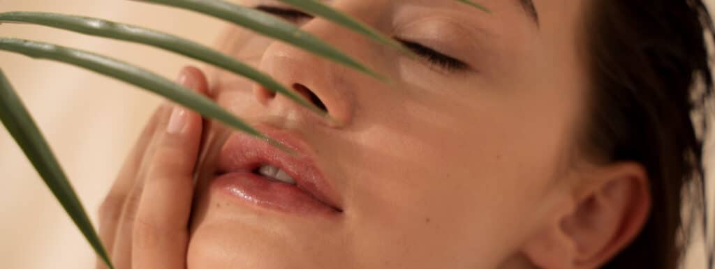 Baner Slika Lica sa biljkom